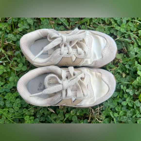 New Balance Child Size 8 Cream & Grey Running Shoes - Picture 2 of 11